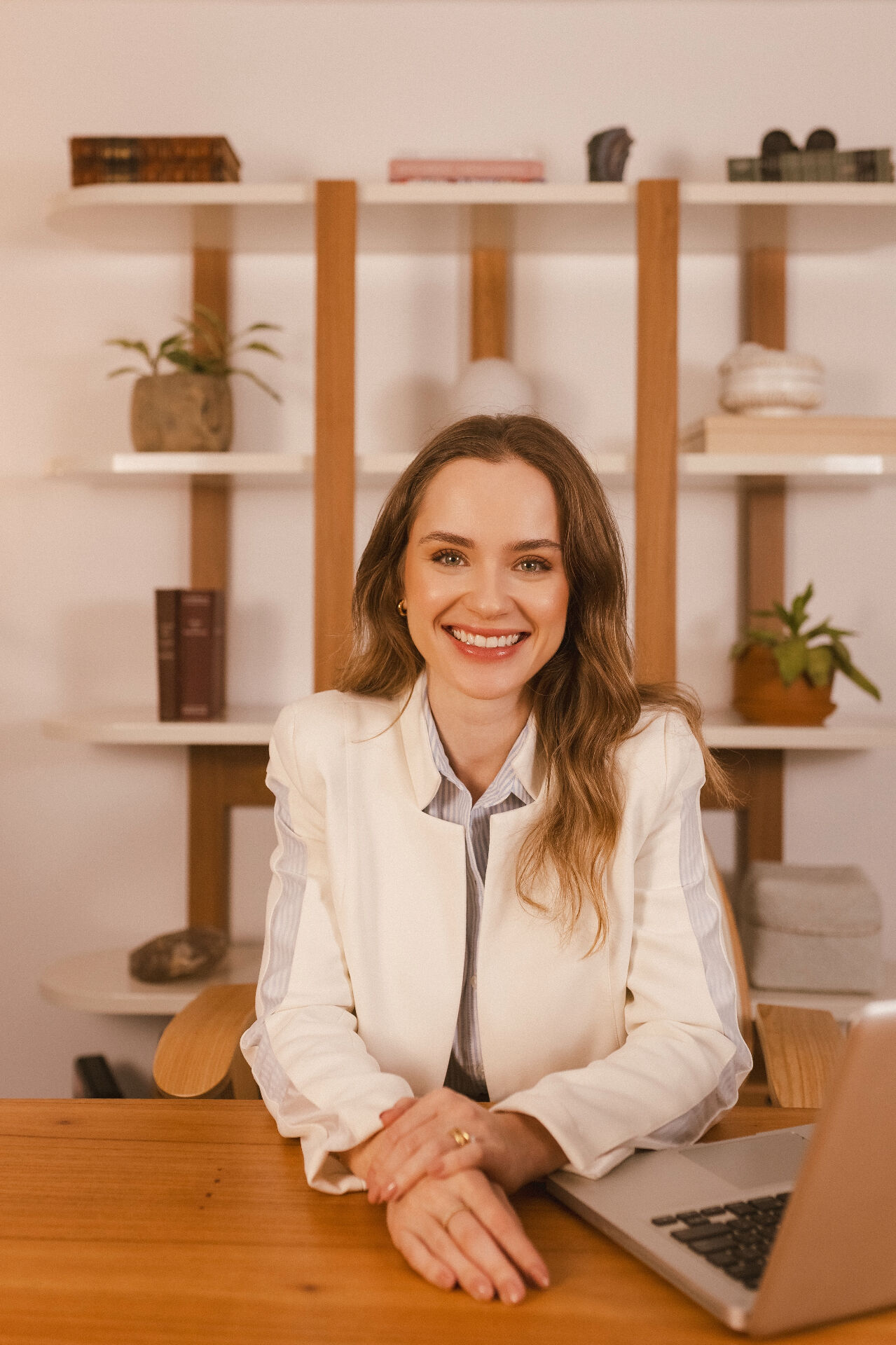 Dra. Larissa Conde em seu consultório
