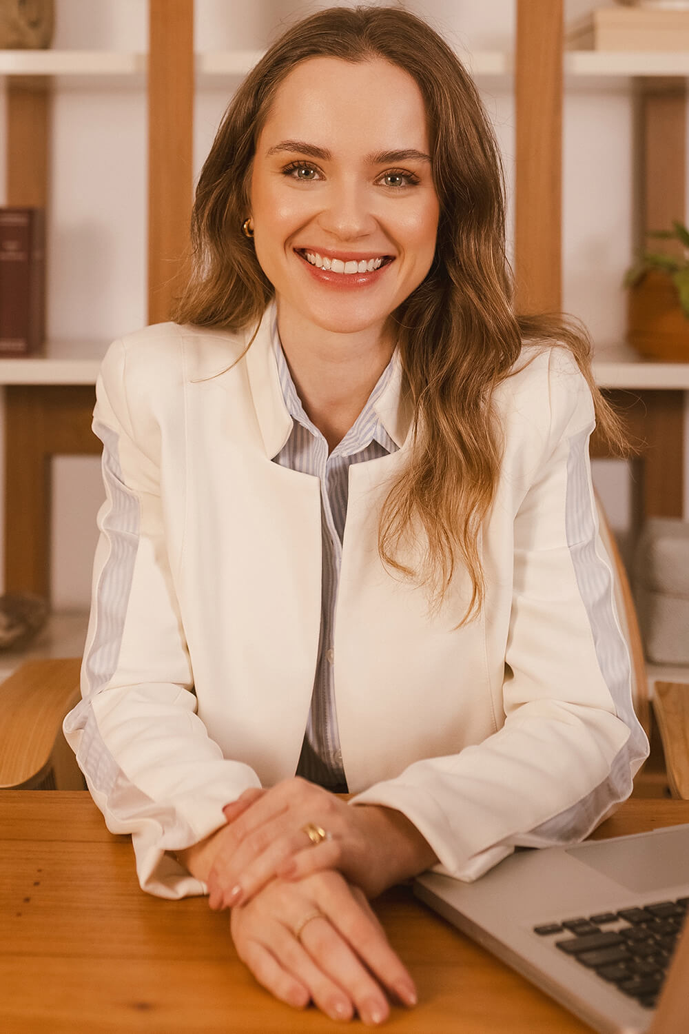 Dra. Larissa Conde em seu consultório